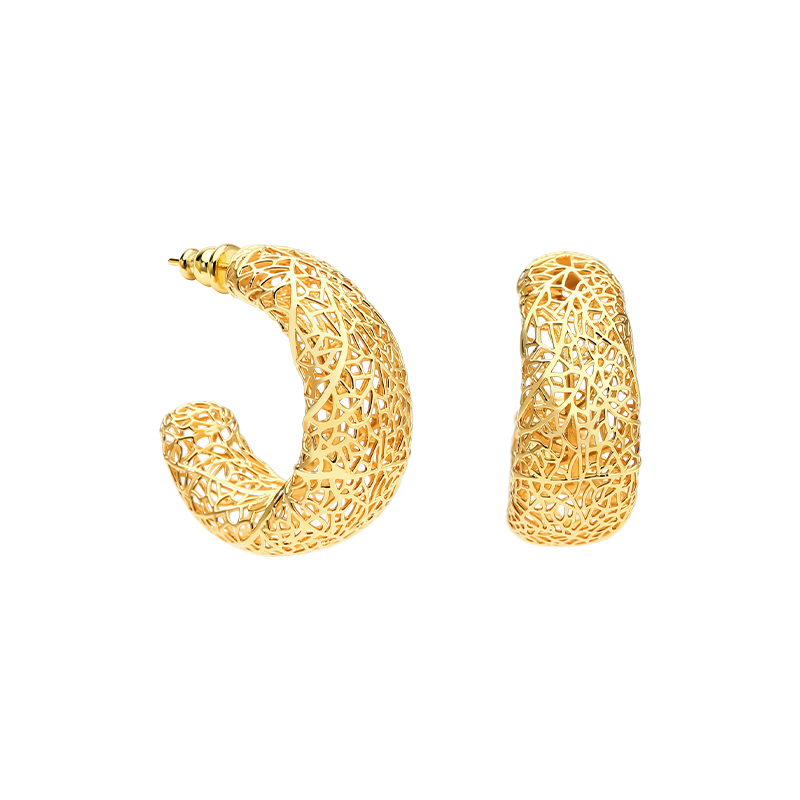 Street Fashion Websites - Pendientes IVOG con forma de C